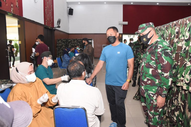 Pangdam III/Siliwangi Tinjau Sentra Vaksinasi Di Wilayah Kota Cimahi