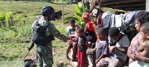 Berbagi Kasih, Satgas Pamrahwan Bagikan Tas dan Baju Layak Pakai