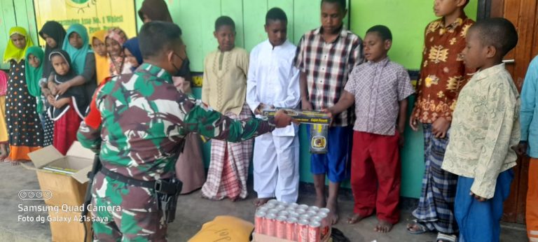 Bansos Satgas TNI Bagikan Bantuan Sembako dan Kain Sarung di Walesi