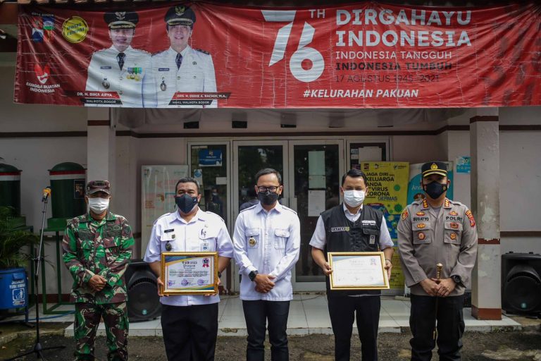 Kapolresta Bogor Serahkan Penghargaan Untuk Kelurahan Tajur dan Pakuan