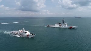 Kapal Patroli KN. Pulau Dana – 323 Bakamla RI Passing Exercise dan USCGC Munro – 755 di Perbatasan Laut Indonesia – Singapura