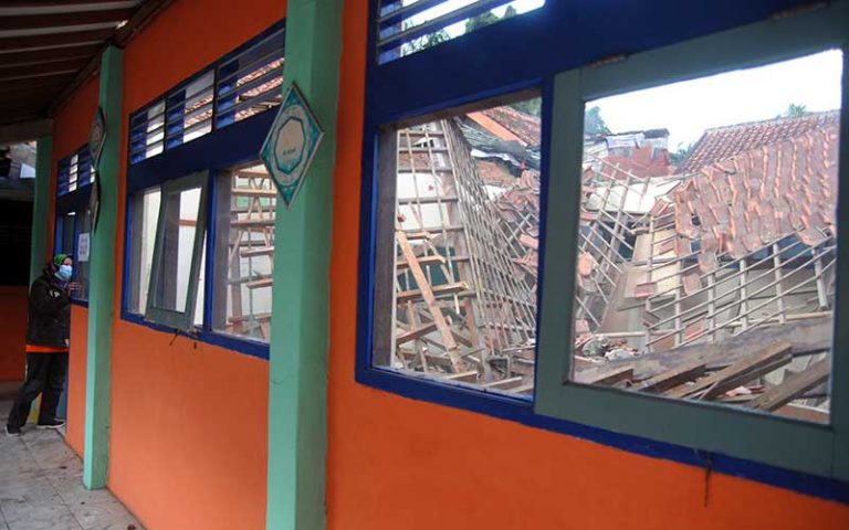 Ambruknya Atap SDN Otista, Ketua DPRD Takutkan Kerusakan Merembet dan Minta Disdik Lakukan 3 Langkah Strategis