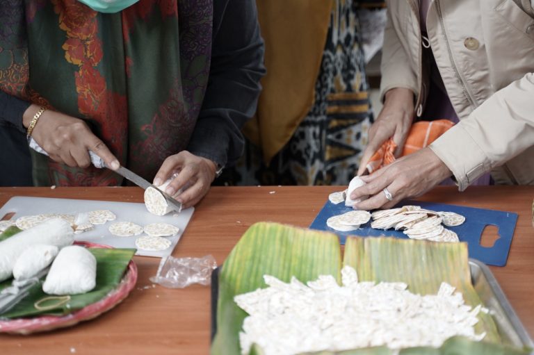 Olah Tempe Jadi Kerupuk Rosta di Bojongkerta