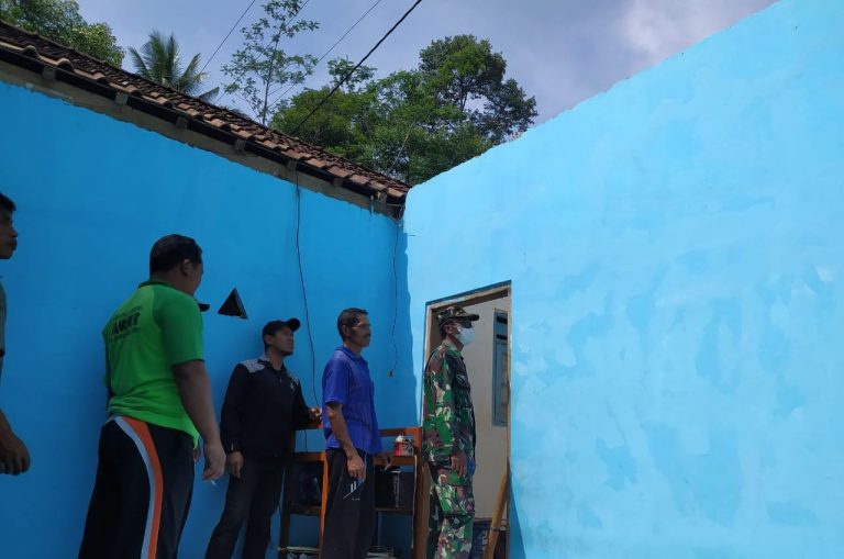Atap Rumah Warga Lepas Saat Hujan Lebat Disertai Angin Kencang
