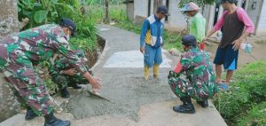 Pengecoran Jalan Desa, TNI Turut Andil