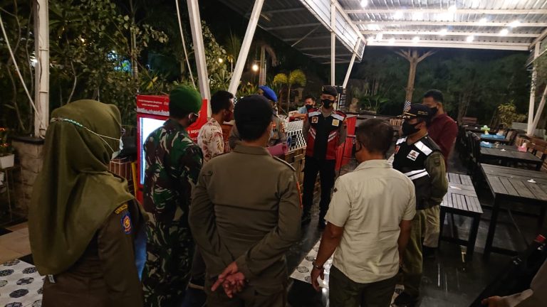 Para Pengusaha Kuliner di Sepanjang Pantai Sigandu Dibatasi Buka