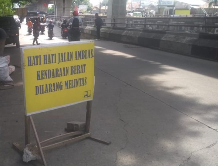 Makin Parah Jalan Amblas di Sholeh Iskandar Kota Bogor, Petugas Lakukan Penutupan
