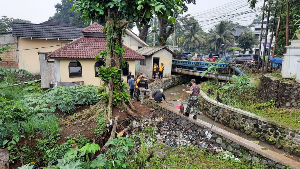 Antisipasi Bencana Alam di Kota Bogor, TNI-Polri dan ASN Angkut Sampah