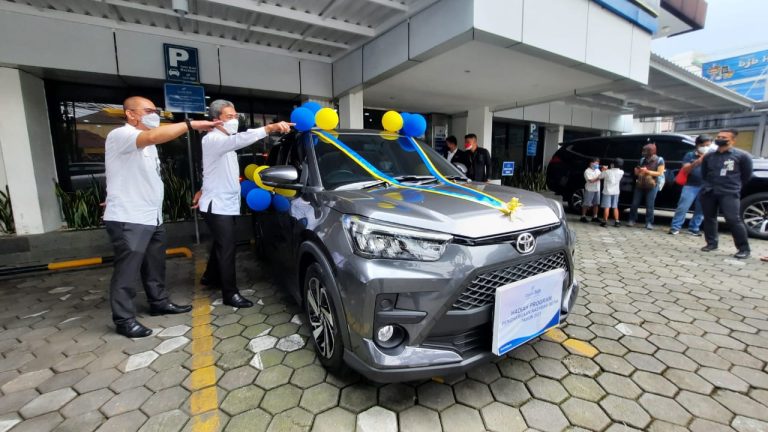 Dedie Rachim Turut Serahkan Satu Unit Mobil Kepada Nasabah BJB Kota Bogor