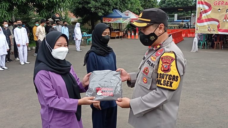 Kapolsek Andri Alam Berikan Penghargaan Kepada Nakes, Bhabinkamtibmas dan Relawan di Hari Pahlawan