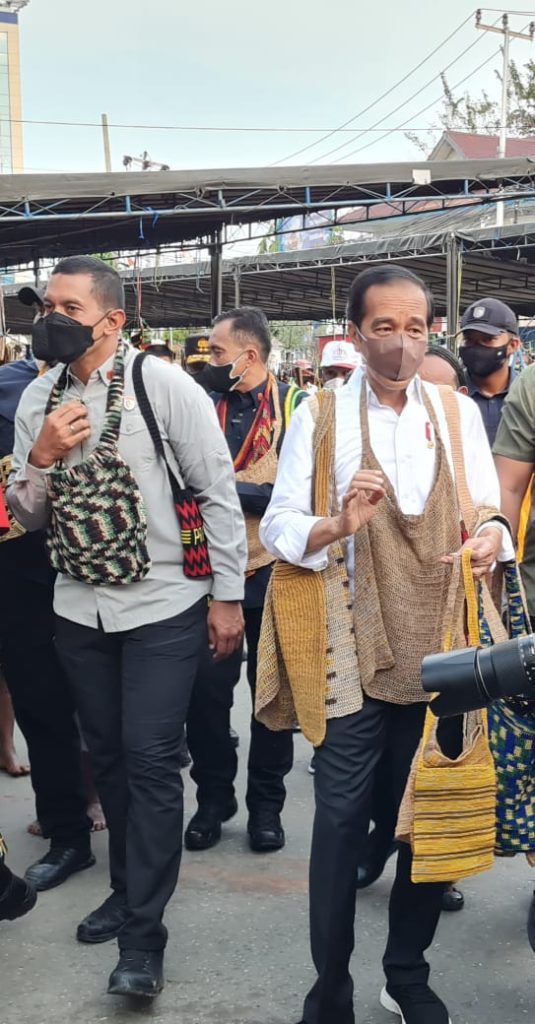 Jokowi dan Anggota Paspampres Belanja Tas khas Papua di Pasar Noken Taman Imbi Jayapura