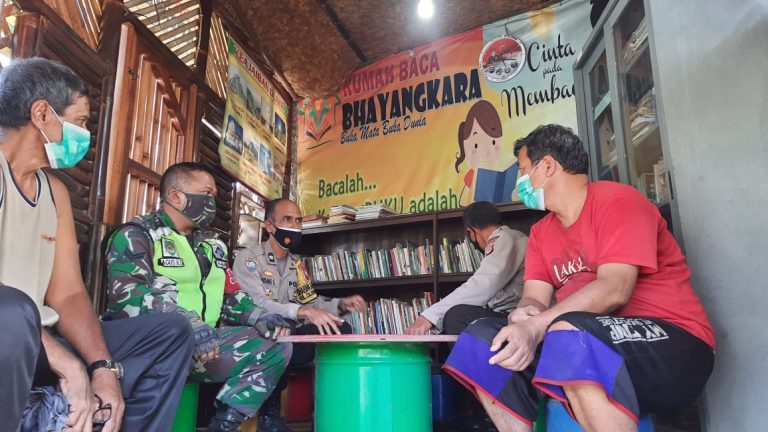 Kapolsek Bobar Kunjungi Taman Baca Bhayangkara di Kmp Pabuaran Ciltim