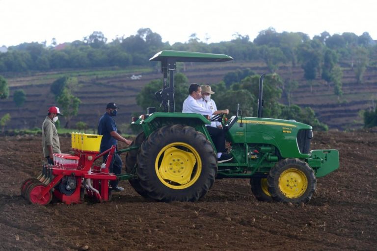 Jokowi Tanam Jagung Pakai Traktor