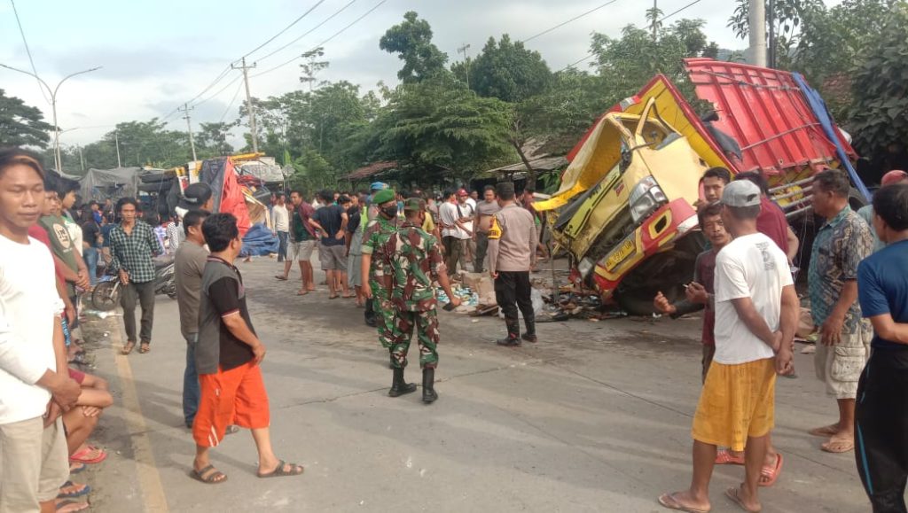 Delapan Truck Alami Tabrakan Beruntun di Jalur Alas Roban