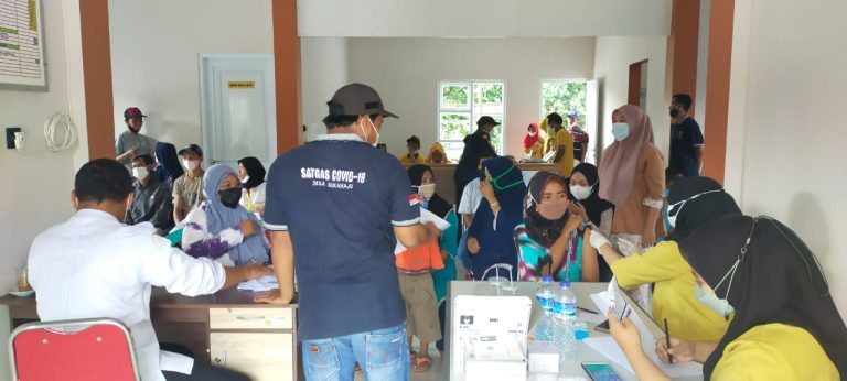 Polsek Cigudeg Himbau Masyarakat Lakukan Vaksinasi