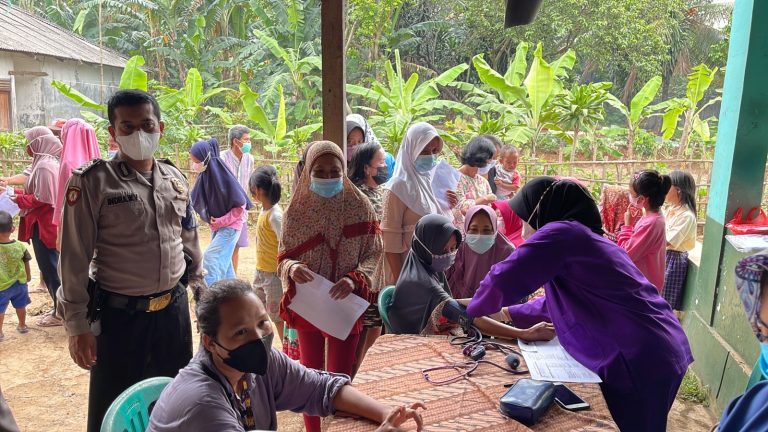 Percepatan Vaksinasi, Polsek Cileungsi Polres Bogor Gelar Vaksinasi Keliling