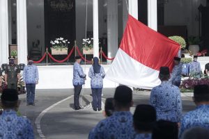 Di HUT KORPRI, Syarifah Sofiah Terima Satyalancana dari Wali Kota Bogor