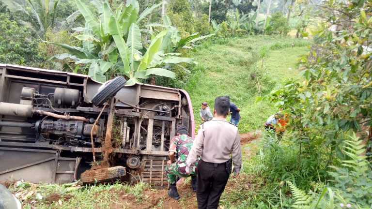 Innalillahi, Bus Peziarah Terperosok ke Jurang