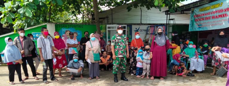 Babinsa Koramil 10/Batang Dampingi Warga Antri Vaksinasi Dosis Dua