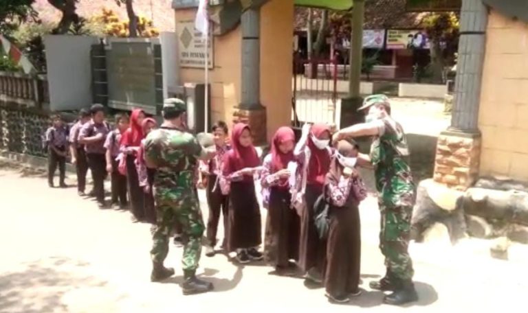 Siswa Siswi SD Dibagi Masker Babinsa Koramil 13/Banyuputih