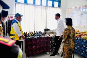 Buat Naik Motor, Jokowi Bujuk Menteri PUPR Beli Sepatu