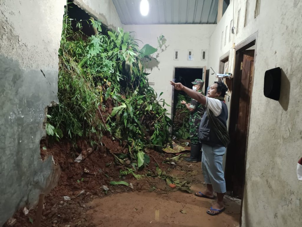 Dua Rumah Warga Rusak Parah Terkena Tanah Longsor Akibat Hujan Deras