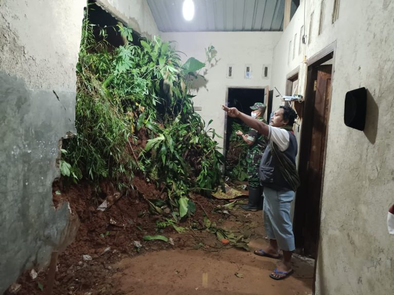 Dua Rumah Warga Rusak Parah Terkena Tanah Longsor Akibat Hujan Deras