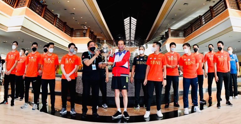 Jokowi Saksikan BWF World Tour Finals 2021