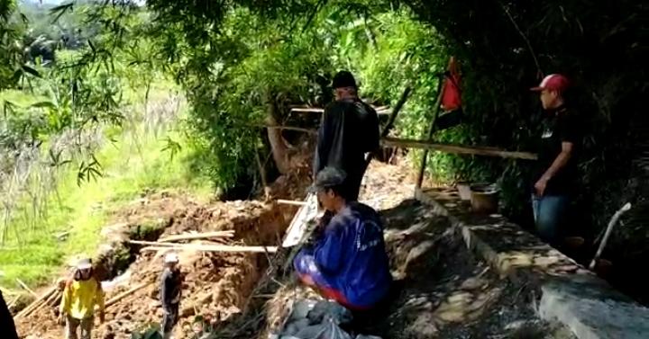 Diduga Kangkangi Aturan Sepekan Berjalan, Pengerjaan TPT di Cilubang Desa Sukadamai Tanpa Papan Proyek