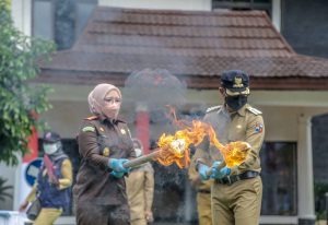 Wali Kota dan Kajari Bakar Iklan Rokok