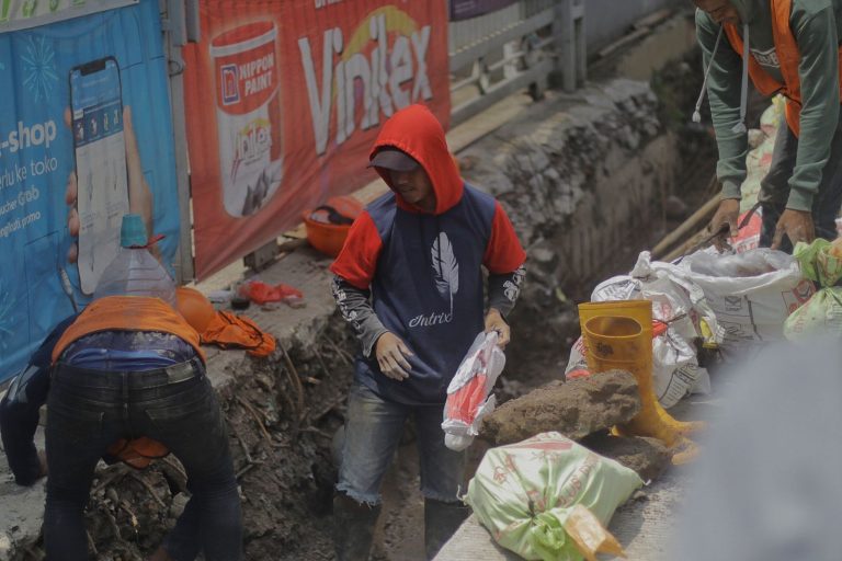 Bima Arya Cek Progres Drainase dan Betonisasi Jalan di Mekarwangi