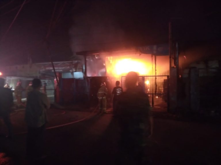 Si Jago Merah Lahap Toko Sembako di Citereup