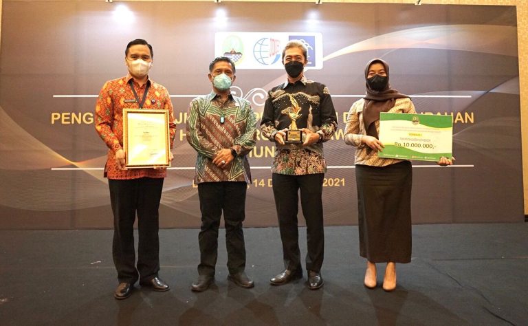 Dedie Terima Penghargaan JDIH Terbaik I dari Kemenkumham