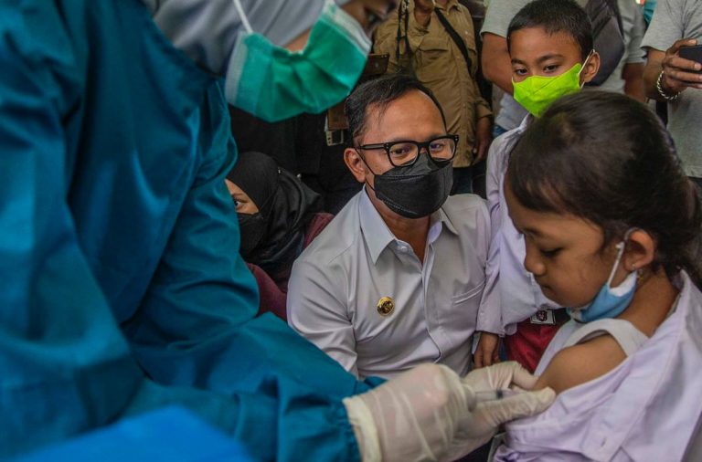 Vaksinasi Usia 6-11 Tahun Digelar, Bima Arya Sasar 100.862 Anak