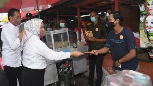 Presiden Bagikan Bantuan Tunai ke PKL di Pasar Kertek
