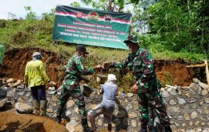 Bhakti TNI Bantu Warga Perbaiki Talud Makam Desa
