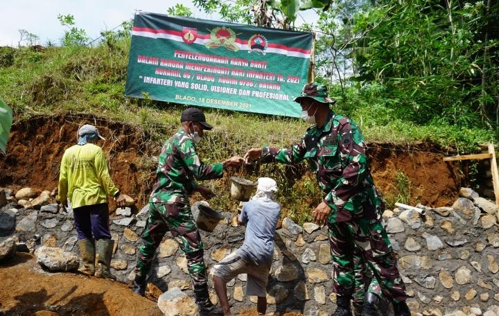 Bhakti TNI Bantu Warga Perbaiki Talud Makam Desa