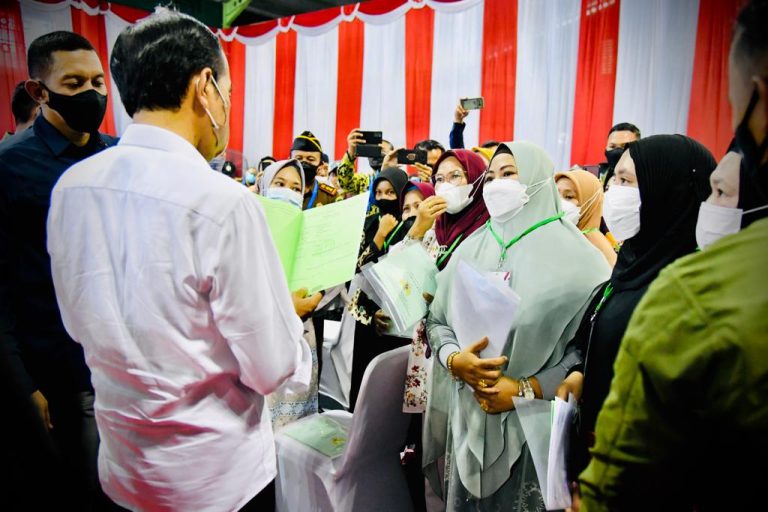 Hampir Dua Tahun Presiden Tak Bagikan Sertifikat untuk Rakyat, Kini Kembali Membagikan Sepeda