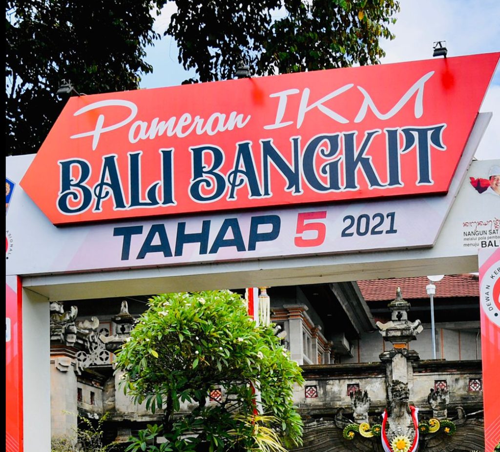 Tinjau Pameran IKM Bali Bangkit, Jokowi Apresiasi Produk Pengrajin Bali