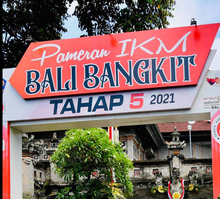 Tinjau Pameran IKM Bali Bangkit, Jokowi Apresiasi Produk Pengrajin Bali