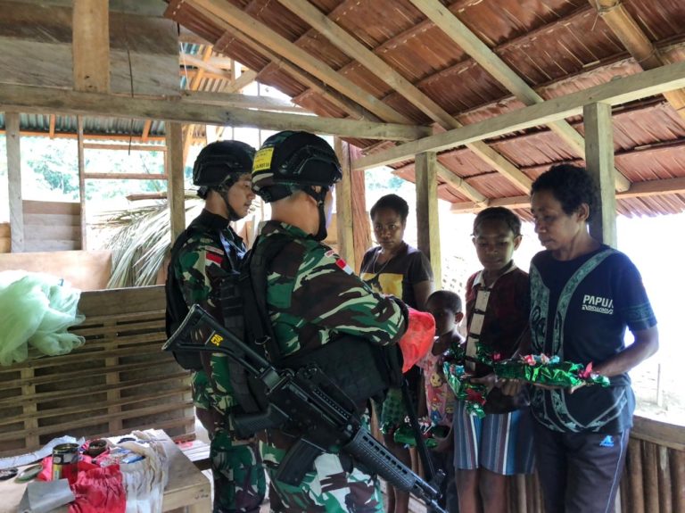 Satgas Yonif 126/KC Kembali Berbagi Kasih Kepada Warga Perbatasan Papua