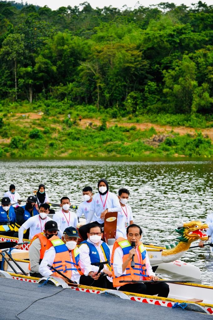 Jokowi Naik Perahu Naga Resmikan Bendungan Ladongi di Kolaka Timur