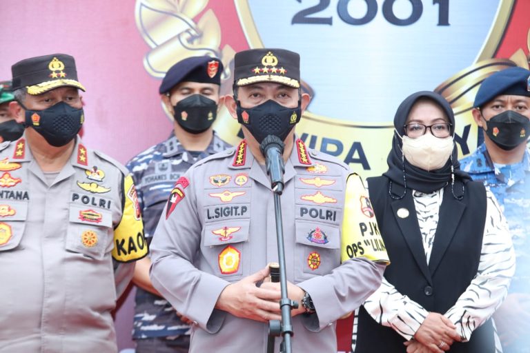Kapolri Tinjau Vaksinasi Bhakti Untuk Negeri Akabri 2001
