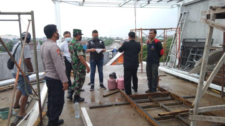 Seorang Pekerja Tersambar Petir di Lantai Empat Saat Pegang HP