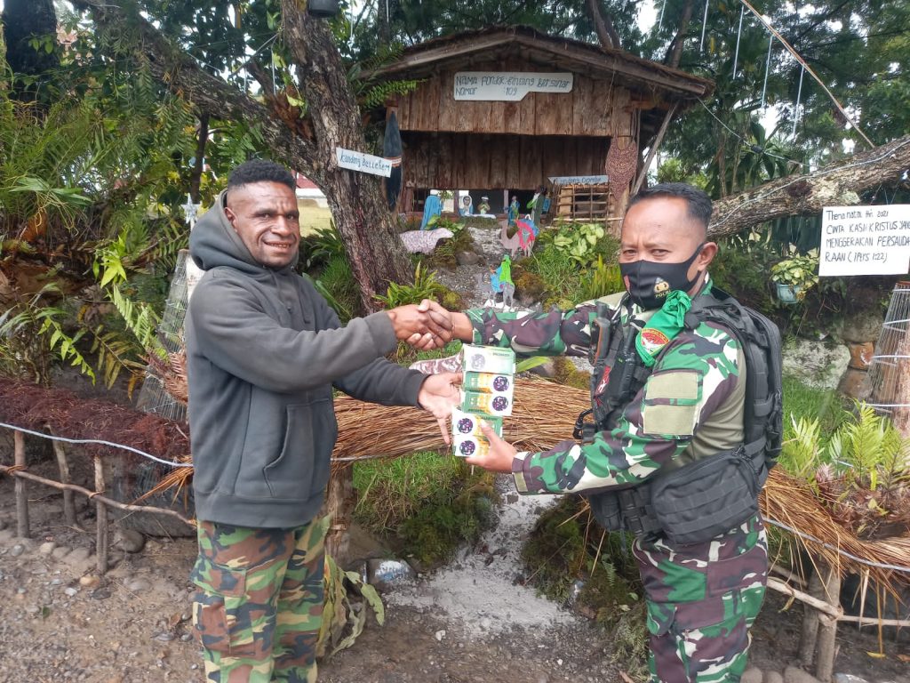 Satgas Pamrahwan Yonif RK 751/VJS Beri Bantuan Lampu Natal, dan Jadikan Pondok Natal Terlihat Indah