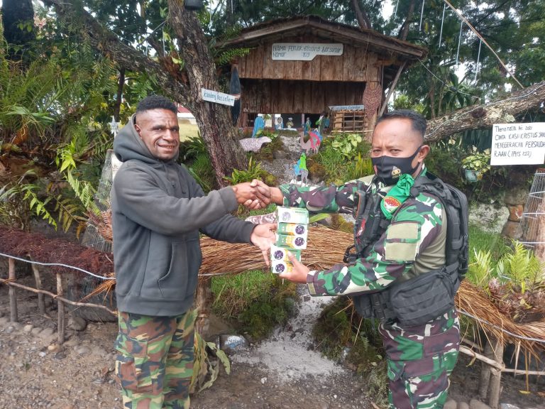 Satgas Pamrahwan Yonif RK 751/VJS Beri Bantuan Lampu Natal, dan Jadikan Pondok Natal Terlihat Indah