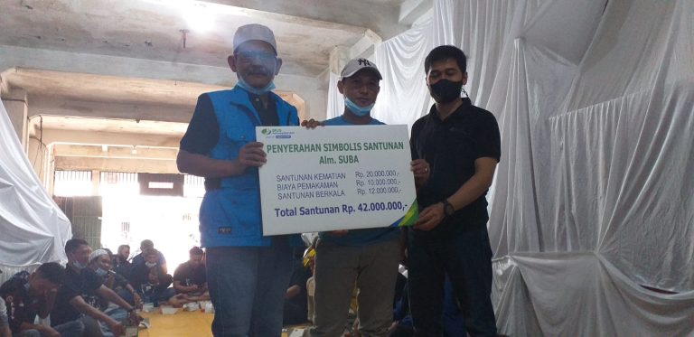 BP JAMSOSTEK Serahkan Bantuan Kematian Pedagang di Lawang Saketeng