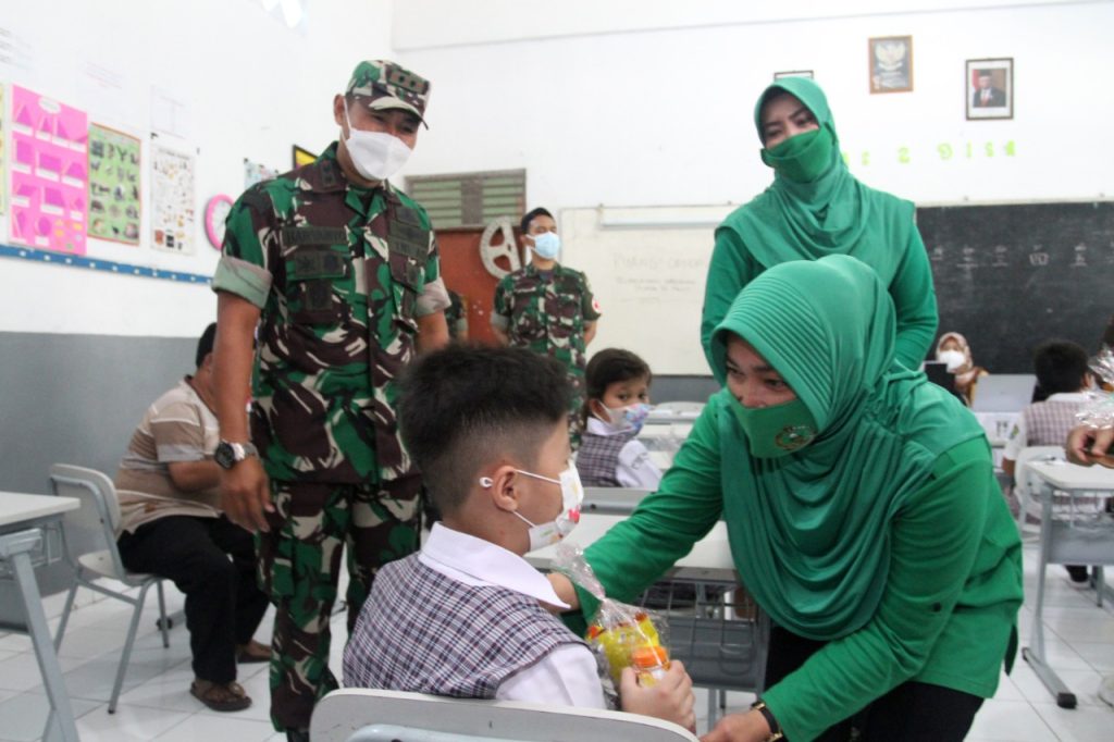 Dandim Cianjur Dampingi Ketua Persit KCK Rem 061/SK Tinjau Vaksinasi Anak