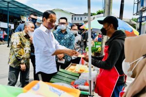 PKL di Pasar Sederhana Terima Bantuan Uang Tunai Presiden