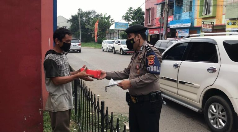 Patroli Dilogis Sat Samapta Polres Bogor Bagikan Masker dan Makanan